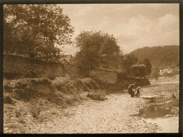 Leonard Misonne - Lavandières (Women Who Launder Their Clothes in the River)
