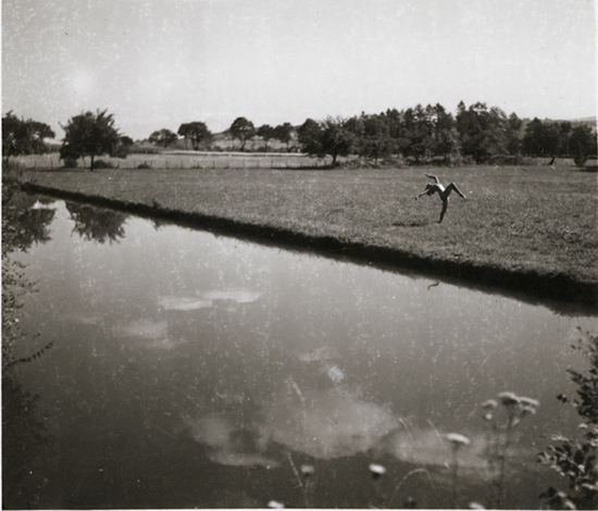 Jacques-Henri Lartigue - Huguette Sabouret au Château des Essarts, Veyvialle, France