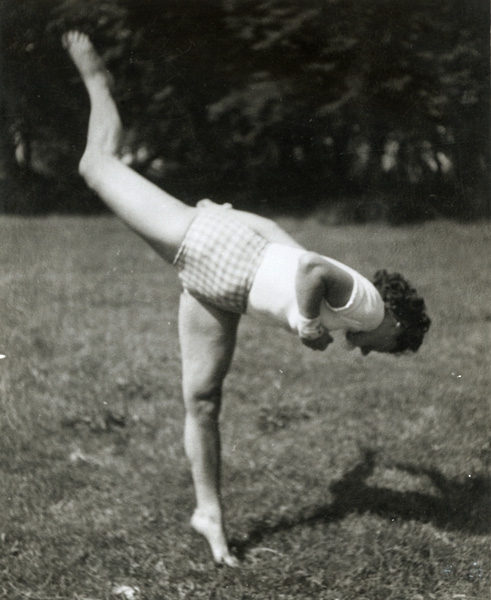 Jacques-Henri Lartigue - Huguette Sabouret au Château des Essarts, Veyvialle, France