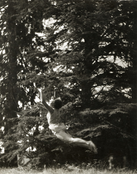 Jacques-Henri Lartigue - Huguette Sabouret au Château des Essarts, Veyvialle, France