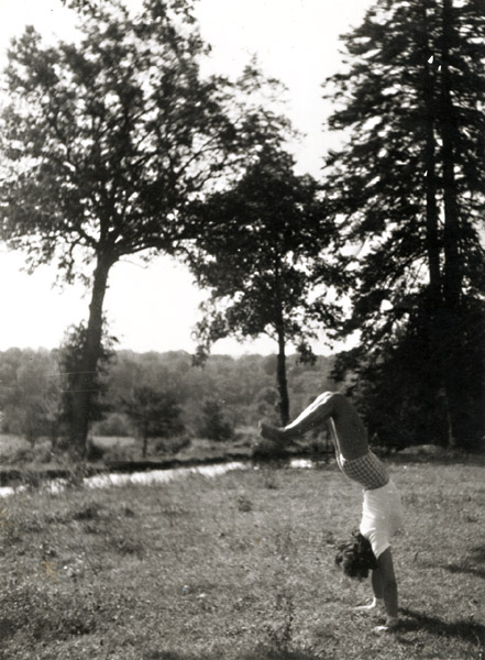 Jacques-Henri Lartigue - Huguette Sabouret au Château des Essarts, Veyvialle, France