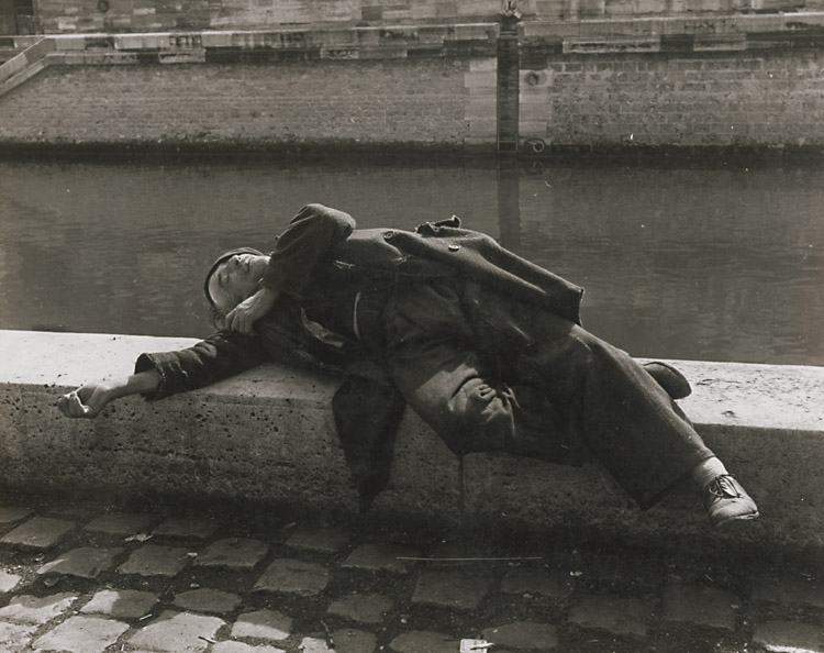 Izis (Israel Bidermanas) - Clochard by the Seine