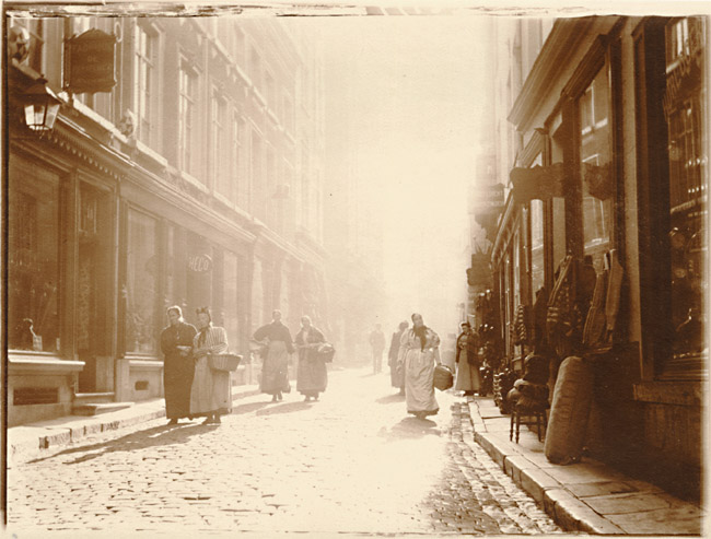 Leonard Misonne - Coming Back from Market