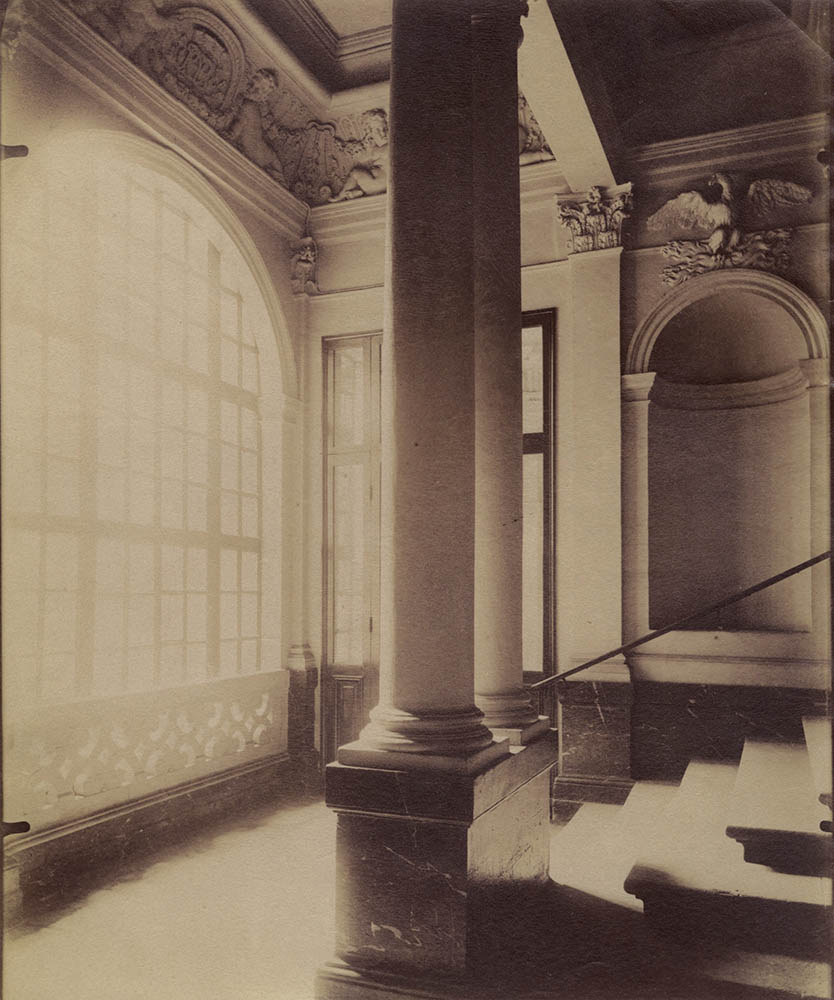 Jean-Eugene-Auguste Atget - Hotel de Beauvais, Paris IV