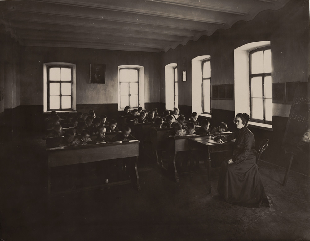 Sergey Mikhaylovich Prokudin-Gorsky - Russian Female Teacher with Children in Schoolroom
