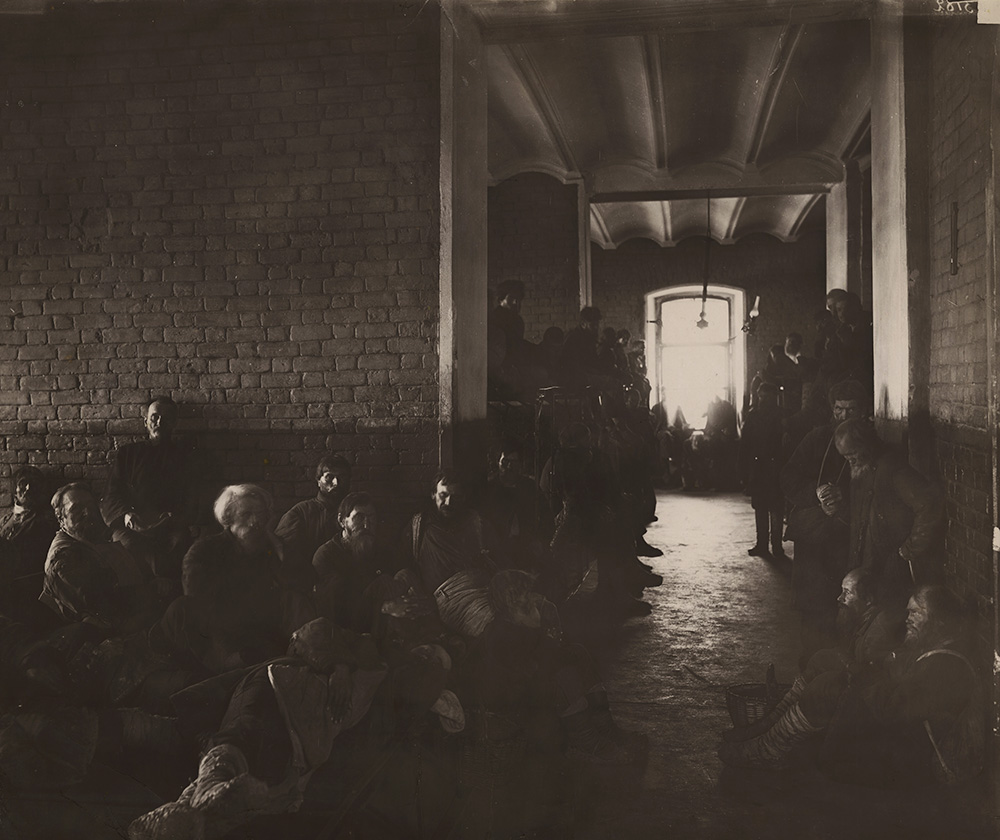 Sergey Mikhaylovich Prokudin-Gorsky - People inside Building