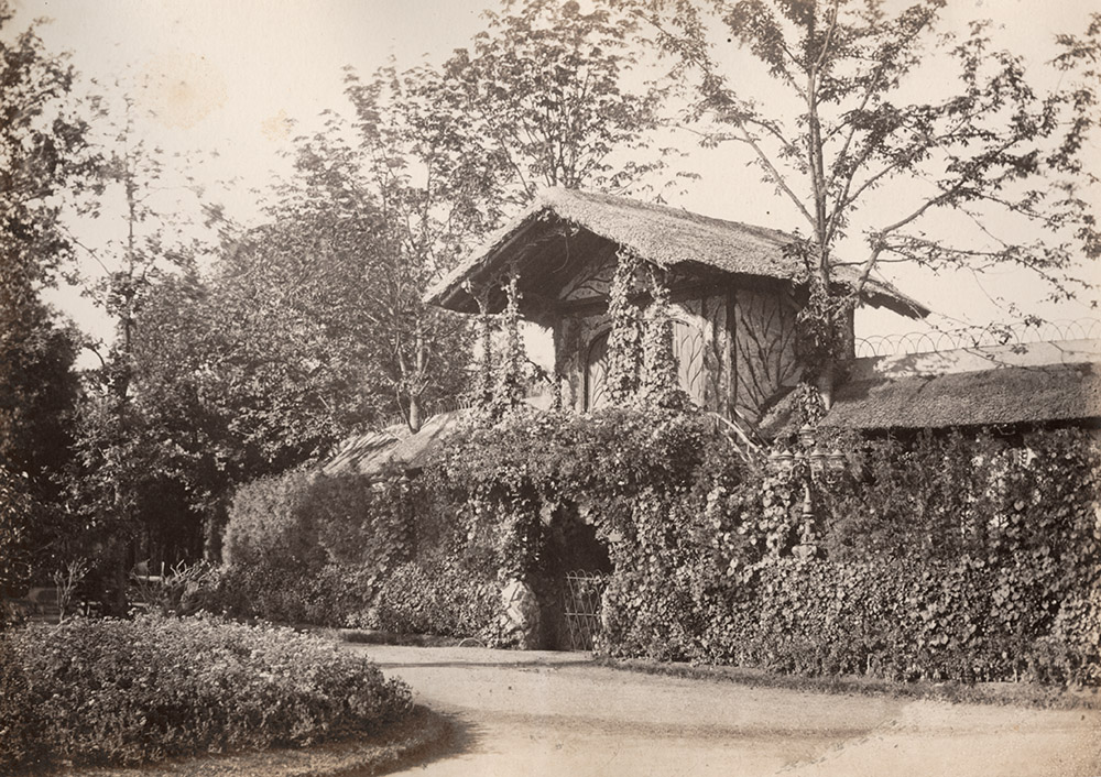 Charles Marville (dit), Charles-François Bossu - Extérieur de la Loge Impériale au Théâtre des Fleurs, Pré Catelan, Bois de Boulogne Charles Marville (dit), Charles-François Bossu - Extérieur de la Loge Impériale au Théâtre des Fleurs, Pré Catelan, Bois de Boulogne