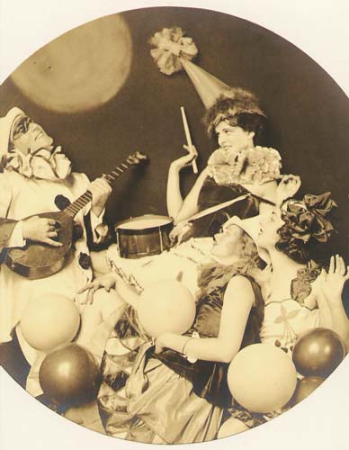 Alfred Cheney Johnston - Pierrot Serenading Three Women