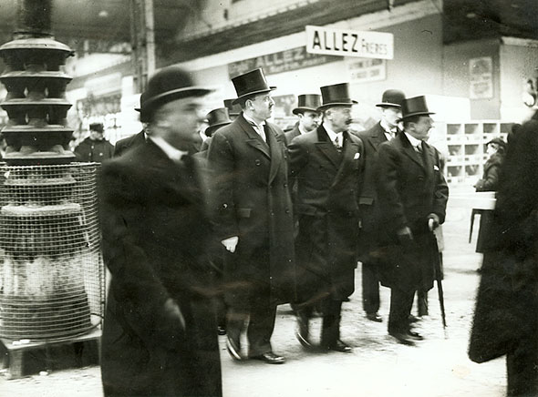 Geza Vandor - Men in Top Hats and Bowlers